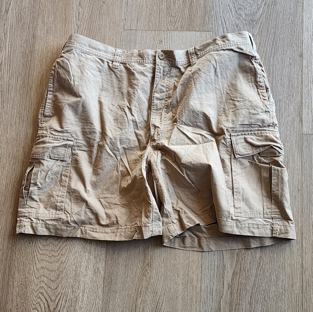 Men's Eddie Bauer Khaki Multi Pocket Cargo Shorts Size 40